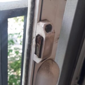 rusted-retractable-screen-door-magnet